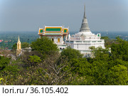 Старинный буддистский храм Wat Phra Каеw и ступа Phra Sutthasela Chedi на Королевском холме (Phra Nakhon Khiri). Пхетчабури, Таиланд (2018 год). Стоковое фото, фотограф Виктор Карасев / Фотобанк Лори