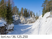 Солнечный мартовский  день в Мраморном каньоне. Горный парк Рускеала. Карелия, Россия (2021 год). Редакционное фото, фотограф Виктор Карасев / Фотобанк Лори