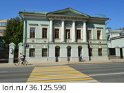 Особняк в стиле ампир, 1824 года постройки. Посольство Аргентинской Республики. Улица Большая Ордынка, 72, строение 1. Район Якиманка. Город Москва (2019 год). Редакционное фото, фотограф lana1501 / Фотобанк Лори