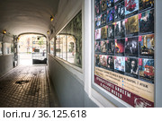Афиша и туннель под аркой рядом с Музеем Булгакова в Москве (2021 год). Редакционное фото, фотограф Baturina Yuliya / Фотобанк Лори