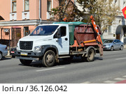 Мусоровоз (бункеровоз) едет по дороге. Улица Большая Ордынка. Район Якиманка. Город Москва (2019 год). Редакционное фото, фотограф lana1501 / Фотобанк Лори