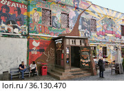 Рок-кафе "Ритм Блюз" на Арбате. Москва, Староваганьковский переулок, дом 19, строение 2 (2021 год). Редакционное фото, фотограф Илюхина Наталья / Фотобанк Лори