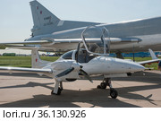Российский лёгкий учебно-тренировочный самолет Diamond DA42Т на фоне сверхзвукового бомбардировщика-ракетоносца Туполев Ту-22М3 Backfire на авиасалоне МАКС-2019 в Жуковском, Россия. Редакционное фото, фотограф Малышев Андрей / Фотобанк Лори