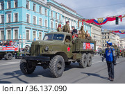 Советский грузовой автомобиль ЗИЛ-157 на параде ретро транспорта в честь Дня Победы. Санкт-Петербург (2017 год). Редакционное фото, фотограф Виктор Карасев / Фотобанк Лори