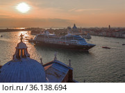Круизный лайнер "Azamara Quest" проходит бухту Сан-Марко сентябрьским вечером. Венеция, Италия (2017 год). Редакционное фото, фотограф Виктор Карасев / Фотобанк Лори