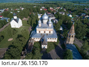 Вид на комплекс зданий старинного Знаменского собора июньским днем (аэросъемка). Великий Новгород, Россия (2021 год). Стоковое фото, фотограф Виктор Карасев / Фотобанк Лори