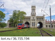 Электропоезд ЭД4М "Санкт-Петербург - Ораниенбаум" отправляется со станции Новый Петергоф майским днем (2021 год). Редакционное фото, фотограф Виктор Карасев / Фотобанк Лори