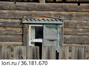 Часть окна за забором (2020 год). Стоковое фото, фотограф Елена Дмитриева / Фотобанк Лори