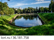 Москва, Зюзино, Перекопский пруд, сквер-музей Зюзинской волости (2020 год). Редакционное фото, фотограф glokaya_kuzdra / Фотобанк Лори