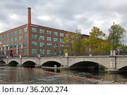 Finlayson factory area and bridge over Tammerkoski river in Tampere (2019 год). Редакционное фото, фотограф Валерия Попова / Фотобанк Лори