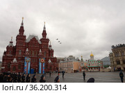 Группа ударных боевых вертолетов Ми-35М и Ми-24 в небе над Красной площадью Москвы во время воздушного парада Победы (2021 год). Редакционное фото, фотограф Free Wind / Фотобанк Лори