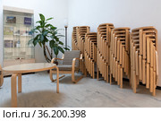 Штабеля табурета Stool 60 из гнутой березы в вестибюле библиотеки Алвара Аалто. Выборг. Ленинградская область (2021 год). Редакционное фото, фотограф Румянцева Наталия / Фотобанк Лори