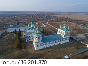Над старинными храмами   Николо-Вяжищского монастыря апрельским днем. Вяжищи. Новгородская область, Россия (2019 год). Стоковое фото, фотограф Виктор Карасев / Фотобанк Лори