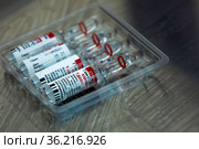 Ампулы со второй компоненты вакцины Гам-КОВИД-Вак (Спутник V) лежат на столе в медицинском кабинете (2021 год). Редакционное фото, фотограф Николай Винокуров / Фотобанк Лори