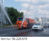 Watering machines on the highway during a strong heat wave (2021 год). Редакционное фото, фотограф Сайганов Александр / Фотобанк Лори