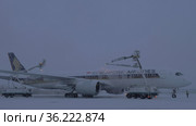 Singapore Airlines plane being de-iced before the flight (2017 год). Редакционное фото, фотограф Данил Руденко / Фотобанк Лори