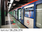 Train on Khoroshyovskaya, station on Bolshaya Koltsevaya line of Moscow Metro, during coronavirus pandemic (2021 год). Редакционное фото, фотограф Валерия Попова / Фотобанк Лори