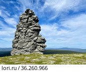 Каменные столбы выветривания на горном плато Маньпупунер в Республике Коми в России летом в ясную погоду. Столб "Обезьяна" (2021 год). Редакционное фото, фотограф Овчинникова Ирина / Фотобанк Лори