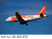 Airline EasyJet plane comes in for a landing in an aeroport El Prat city of Barcelona (2020 год). Редакционное фото, фотограф Яков Филимонов / Фотобанк Лори