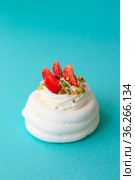 Mini Pavlova Cake meringue dessert with crisp crust and soft inside. Meringue dessert Pavlova cake with fresh strawberries. Summer dessert. French cake. Confectionery. Стоковое фото, фотограф Nataliia Zhekova / Фотобанк Лори