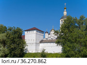 У старинного Рождества Пресвятой Богородицы  Пафнутиева Боровского  монастыря солнечным июльским днем. Калужская область, Россия (2021 год). Стоковое фото, фотограф Виктор Карасев / Фотобанк Лори
