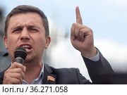 Депутат Саратовской областной Думы шестого созыва Николай Бондаренко выступает на митинге коммунистов на Тверской улице в центре города Москвы, Россия (2021 год). Редакционное фото, фотограф Николай Винокуров / Фотобанк Лори
