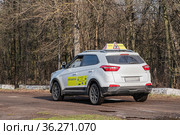 Учебный автомобиль автошколы с получением прав на все виды техники. Редакционное фото, фотограф Кузин Алексей / Фотобанк Лори