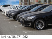 Cars parked at a car dealership stock. Стоковое фото, фотограф Юрий Бизгаймер / Фотобанк Лори