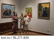 Директор Балашихинской галереи Елена Елистратова, врачи поэт Валерий Лобанов, художник Ольга Лобанова (2021 год). Редакционное фото, фотограф Дмитрий Неумоин / Фотобанк Лори