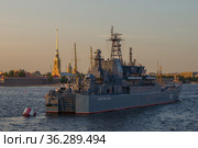 Большой десантный корабль "Оленегорский горняк" на фоне Петропавловского собора июльским солнечным вечером. День ВМФ в Санкт-Петербурге (2021 год). Редакционное фото, фотограф Виктор Карасев / Фотобанк Лори