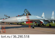Российский сверхзвуковой одноместный сверхманёвренный истребитель с управляемым вектором тяги Сухой Су-35 Flanker-E на авиасалоне МАКС-2019 в Жуковском, Россия, вид слева. Редакционное фото, фотограф Малышев Андрей / Фотобанк Лори
