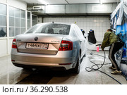Мужчина покрывает пеной автомобиль на мойке (2021 год). Редакционное фото, фотограф Игорь Низов / Фотобанк Лори