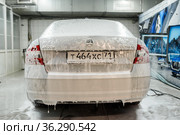 Автомобиль покрытый пеной стоит на мойке (2021 год). Редакционное фото, фотограф Игорь Низов / Фотобанк Лори