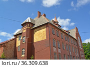 Фрагмент здания реальной гимназии Пиллау (1906 год). Балтийск, Калининградская область (2020 год). Стоковое фото, фотограф Ирина Борсученко / Фотобанк Лори