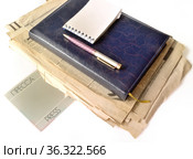 Старые газеты, ежедневник, удостоверение журналиста,авторучка,записная книжка,  изолированы на белом фоне. Стоковое фото, фотограф Елена Перминова / Фотобанк Лори