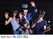 Family with children playfully poses in virtual reality glasses. Стоковое фото, фотограф Яков Филимонов / Фотобанк Лори
