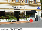 Ресторан Vogue Cafe (Вог Кафе). Улица Кузнецкий Мост, 7/6/9. Тверской район. Город Москва (2019 год). Редакционное фото, фотограф lana1501 / Фотобанк Лори