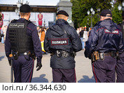 Трое  полицейских на дежурстве. Московские офицеры полиции патрулируют улицы города (2020 год). Редакционное фото, фотограф ирина реброва / Фотобанк Лори