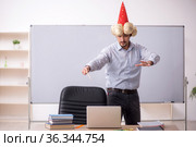 Funny young male teacher magician in the classroom. Стоковое фото, фотограф Elnur / Фотобанк Лори