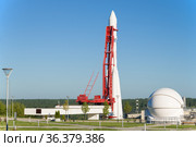 Советская космическая ракета "Восток" на стартовом столе солнечным июльским днем. Фрагмент экспозиции музея космонавтики имени Циолковского. Калуга (2021 год). Редакционное фото, фотограф Виктор Карасев / Фотобанк Лори