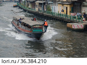 Пассажирская маршрутная лодка на Mahanak canal. Городской транспорт Бангкока (2018 год). Редакционное фото, фотограф Виктор Карасев / Фотобанк Лори