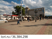 Остановка муниципального транспорта со стоящими троллейбусами на Привокзальной площади напротив главного железнодорожного вокзала города Красноярска (2021 год). Редакционное фото, фотограф Светлана Попова / Фотобанк Лори