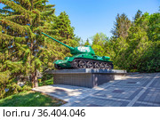 Танк Т-34 у входа в воинский мемориал. Пятигорск. Ставропольский край (2021 год). Редакционное фото, фотограф Сергей Афанасьев / Фотобанк Лори
