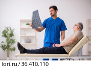 Old male patient visting young male doctor radilogist. Стоковое фото, фотограф Elnur / Фотобанк Лори