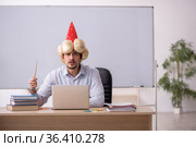 Funny young male teacher magician in the classroom. Стоковое фото, фотограф Elnur / Фотобанк Лори