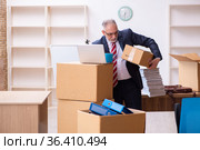 Old businessman employee in relocation concept. Стоковое фото, фотограф Elnur / Фотобанк Лори