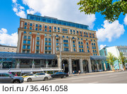 Гостиница «The Ritz-Carlton, Moscow». Тверская улица. Летнее утро. Москва. Россия (2021 год). Редакционное фото, фотограф E. O. / Фотобанк Лори