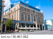 Гостиница «The Ritz-Carlton, Moscow». Тверская улица. Москва. Россия (2021 год). Редакционное фото, фотограф E. O. / Фотобанк Лори