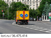 Машина аварийной службы на Новой Басманной улице. Москва (2019 год). Редакционное фото, фотограф Александр Щепин / Фотобанк Лори