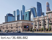Кутузовский проспект. Вид на деловой центр "Москва-Сити" (ММДЦ). Москва. Городской пейзаж. (2021 год). Редакционное фото, фотограф Илюхина Наталья / Фотобанк Лори